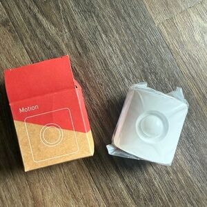 Simplisafe White Motion Sensor NEVER USED - STILL IN PACKAGING